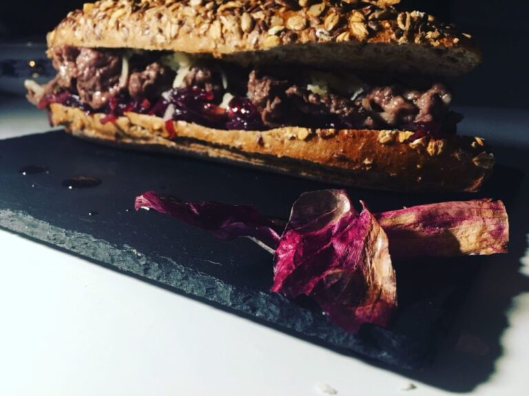 CiociaGourmet, integrale ai cereali con straccetti di bufala, composta di cipolla di tropea e caciocavallo di bufala