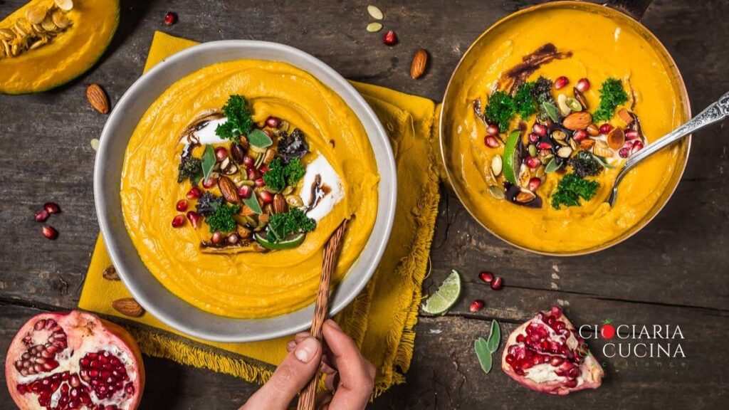 Crema di zucca con crumble e semi di zucca e chicchi di melagrana