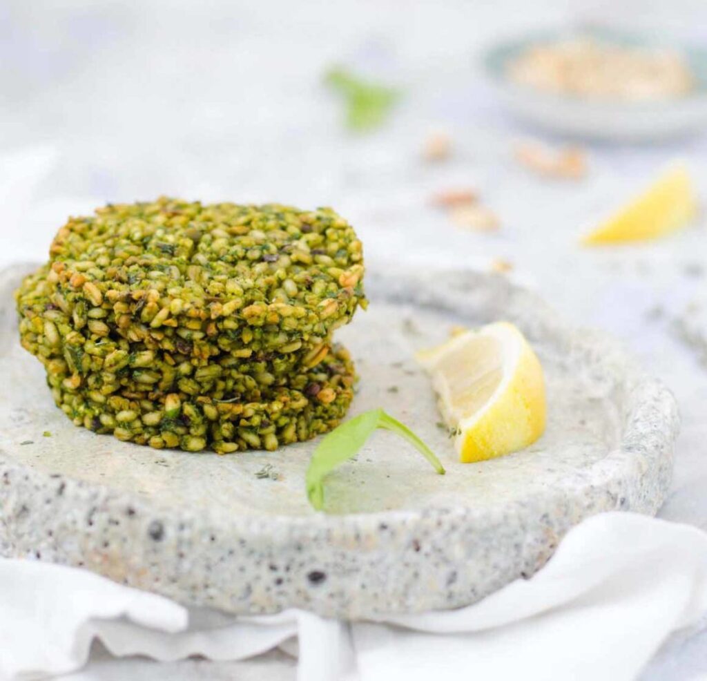 Crocchette di orzo, spinaci e pistacchi
