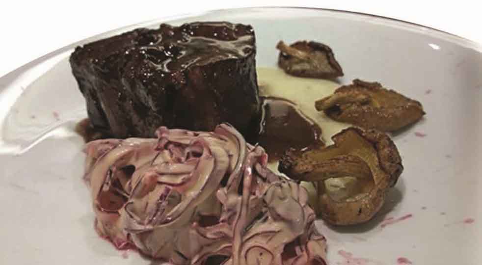 Maialino glassato al Cabernet di Atina, patate affumicate, remoulade di verza e shiitake
