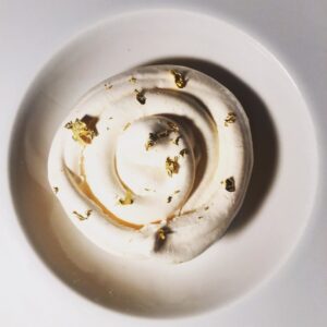 Meringa , gelatina di cachi e oro