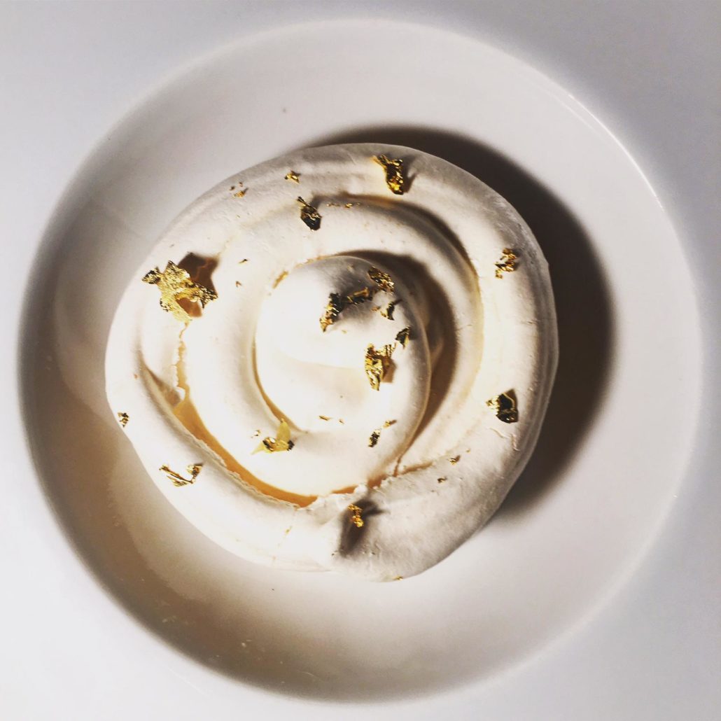 Meringa , gelatina di cachi e oro