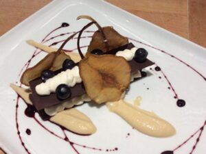 Millefoglie croccante di cioccolato, crema di ricotta, pere e riduzione di ratafia