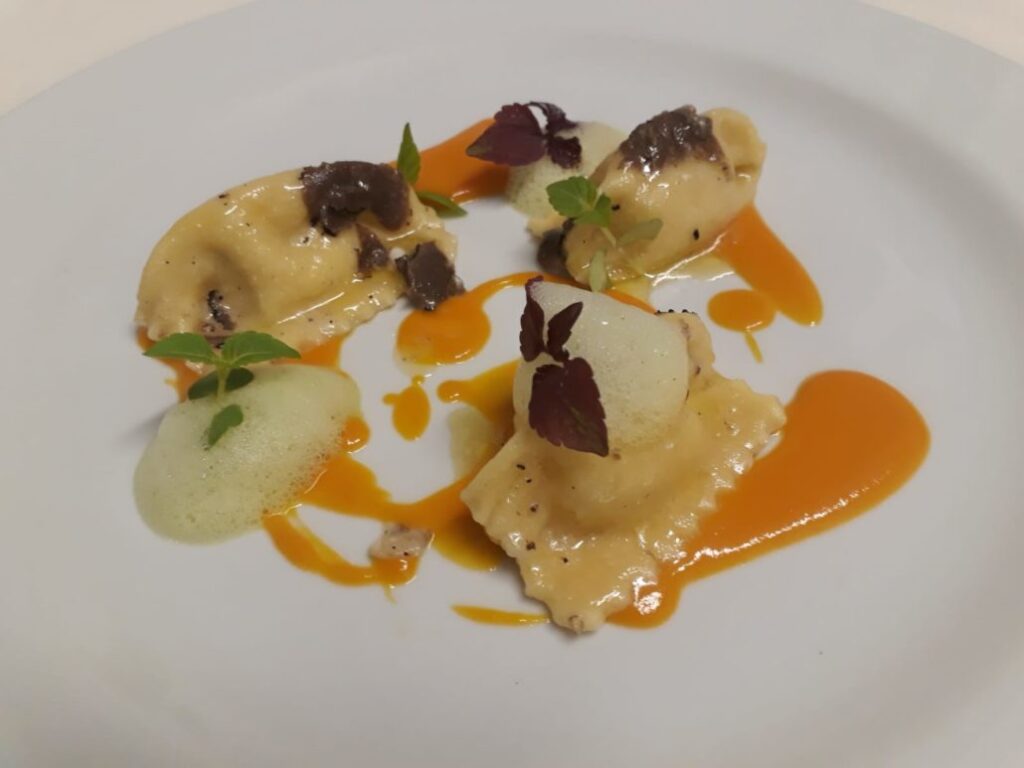 Ravioli di orapi, pomodori gialli, tartufo estivo e schiuma di prezzemolo