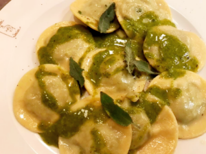 Raviolo ricotta e spinaci con pesto alla salvia