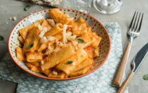 Rigatoni integrali con crema di peperoni