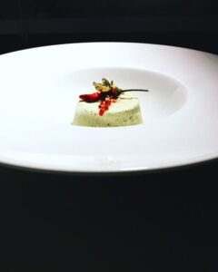 Semifreddo al pistacchio, peperoncino piccante , scaglie di sale, oro