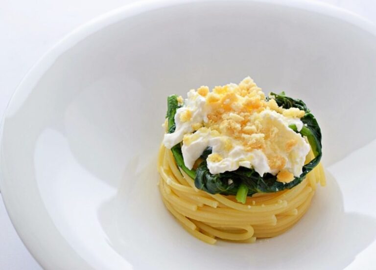 Spaghetti con cime di rapa, burrata e tarallo
