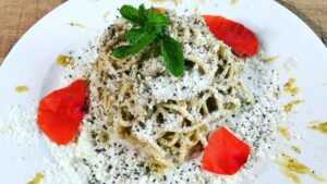 Tonnarelli cacio e pepe con crema di zucchine