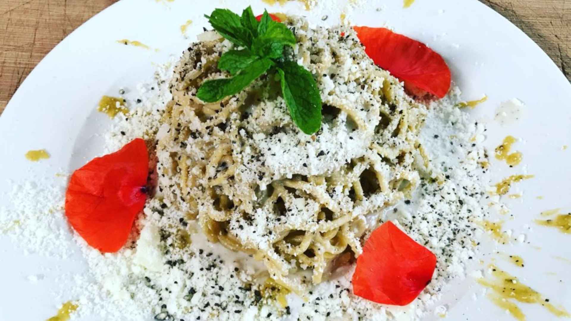 Tonnarelli cacio e pepe con crema di zucchine