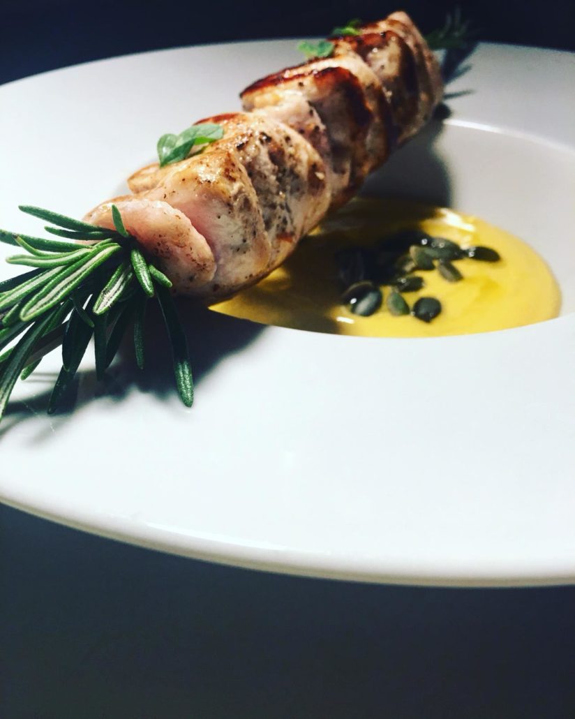 Vellutata di zucca e spiedino di capretto con erbette aromatiche fresche