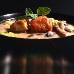 Zuppa di castagne, verza, funghi pioppini e coniglio glassato al miele