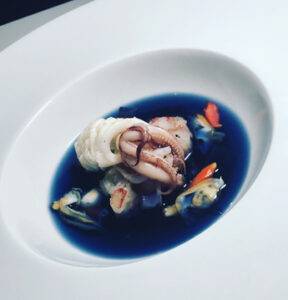 Zuppetta di calamaro, fasolari, battuta di scampi, acqua di cavolo rosso in doppia consistenza aromatizzato al lime e sale blu di persia