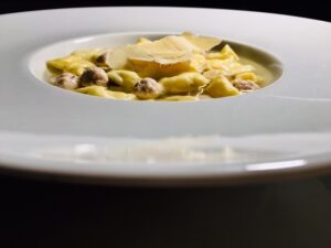 Ravioli del Plin con ricotta di pecora in brodo con polpettine di faraona