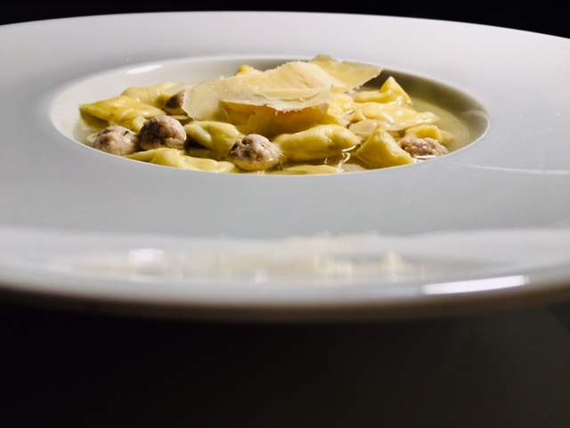 Ravioli del Plin con ricotta di pecora in brodo con polpettine di faraona