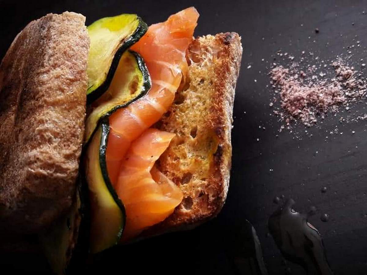 panino integrale con salmone e melanzane fritte