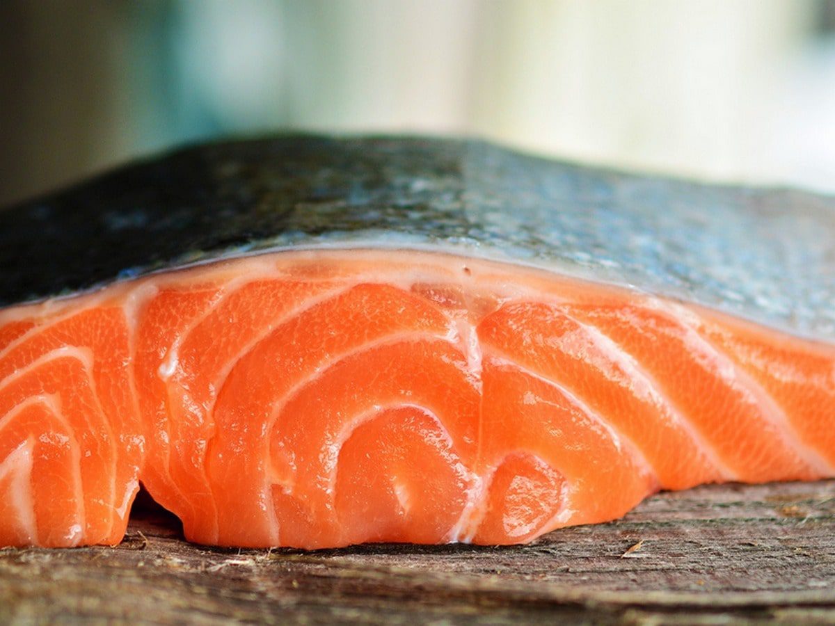 Panino integrale con salmone marinato