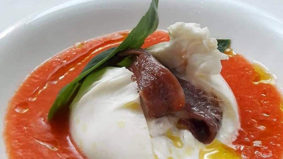 Gazpacho con alici e basilico: l’estate nel piatto, tra mare e orto