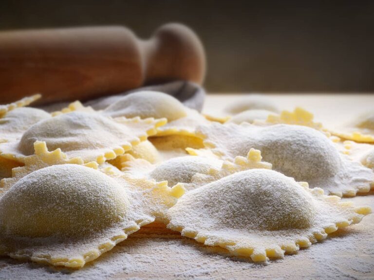 Ravioli di baccalà mantecato con peperoni all’agro e ricotta di pecora