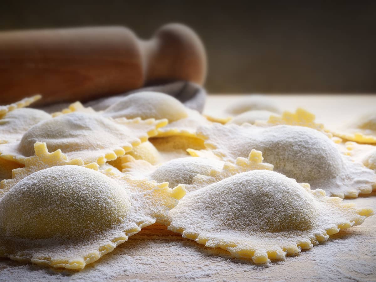 Ravioli di baccalà mantecato con peperoni all’agro e ricotta di pecora