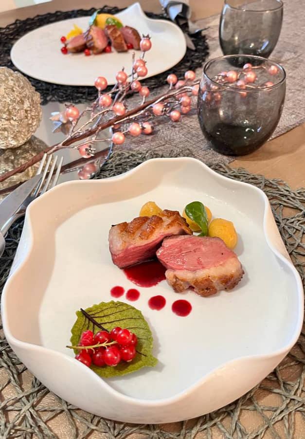Petto d'anatra con salsa al vino rosso e frutti di bosco