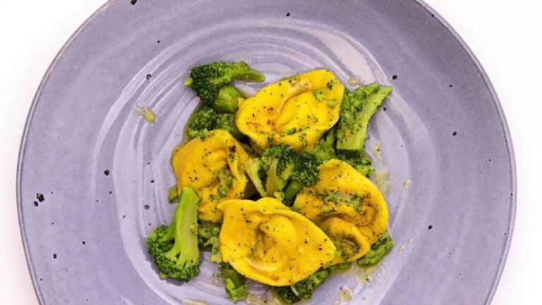 Tortelloni alle acciughe e cime di broccolo con colatura