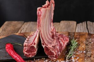 Carré d'agnello alle erbette e salsa al vino rosso
