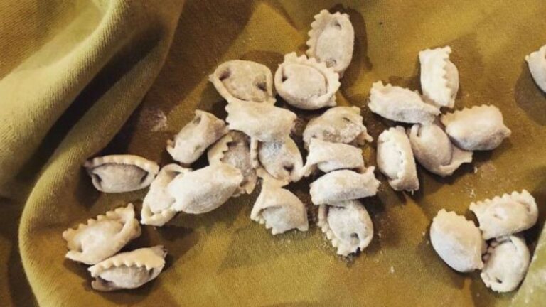 Ravioli del plin con stracotto di agnello, cacio e ovo di Cecilia Re