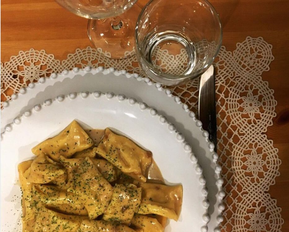 Ravioli del plin ripieni di stracotto di agnello