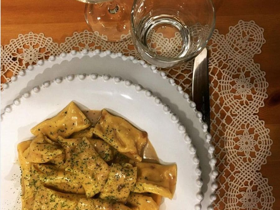 Ravioli del plin ripieni di stracotto di agnello