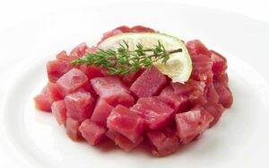 Tartare di tonno e spada in salsa alle fragole Tartare di tonno e spada: un antipasto fresco e originale con la salsa alle fragole La primavera è la stagione delle fragole, frutti rossi, dolci e succosi che si prestano a mille ricette.