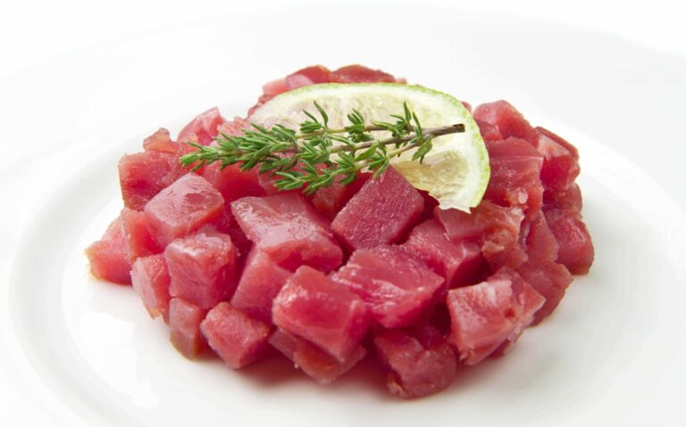 Tartare di tonno e spada in salsa alle fragole Tartare di tonno e spada: un antipasto fresco e originale con la salsa alle fragole La primavera è la stagione delle fragole, frutti rossi, dolci e succosi che si prestano a mille ricette.