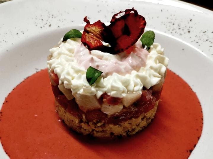 Tartare di tonno e spada su taralli croccanti in salsa alle fragole