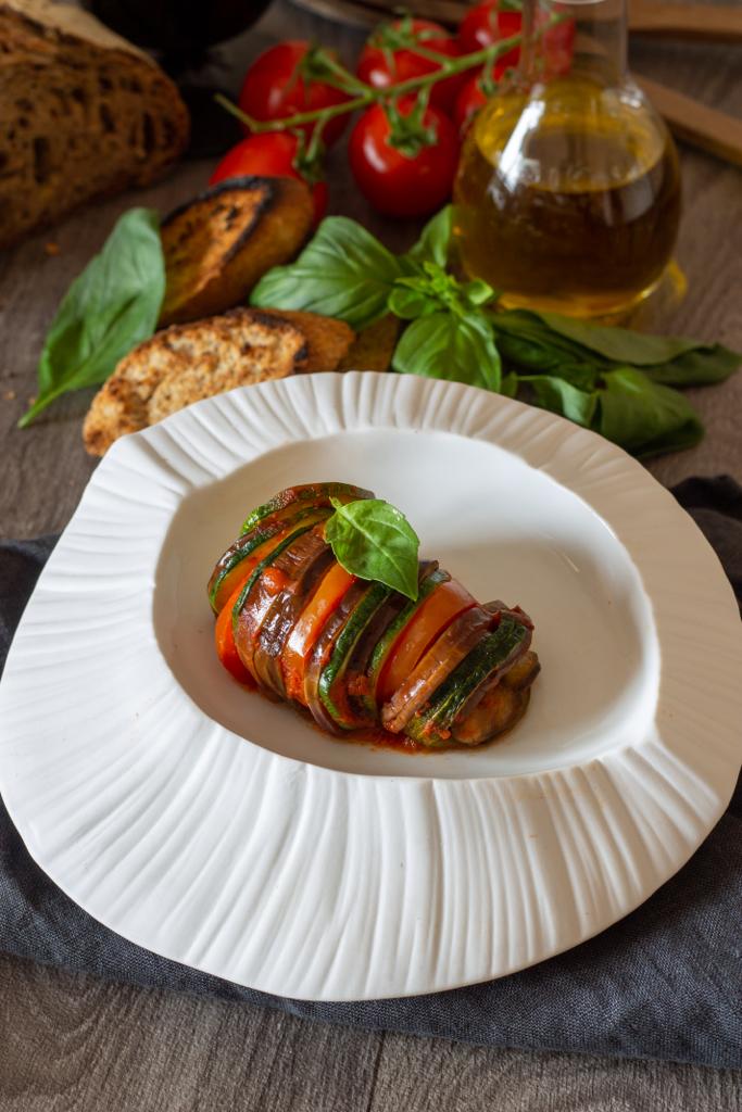 Ratatouille con piperade: il piatto dell’estate che profuma di Mediterraneo