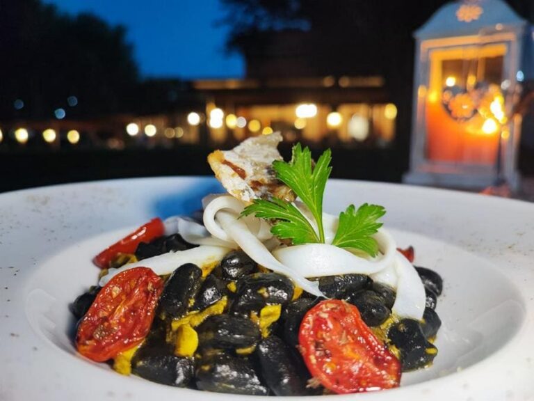 Gnocchetti al nero di seppia con ragù di orata e pomodorini caramellati