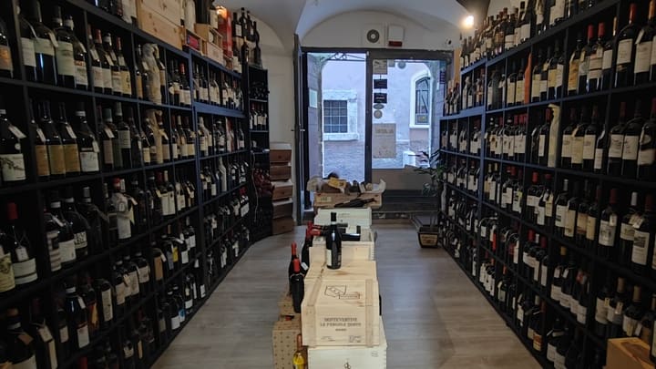 Enoteca Apicius: Il Regno del Vino a Alatri