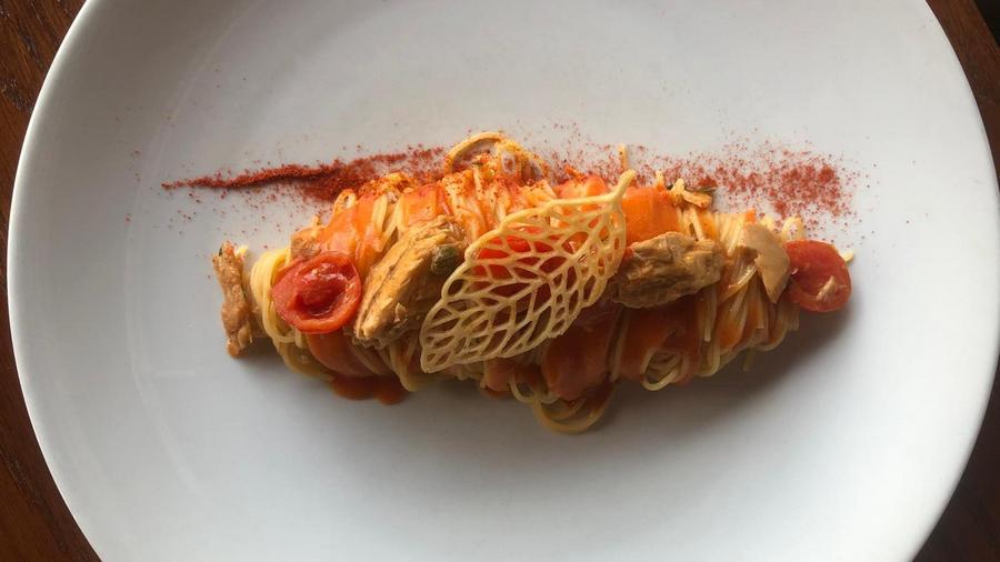 primo con filetti di tonno, capperi e alici