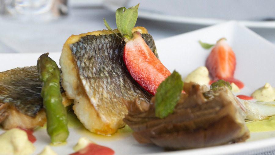 Secondo piatto di branzino di primavera