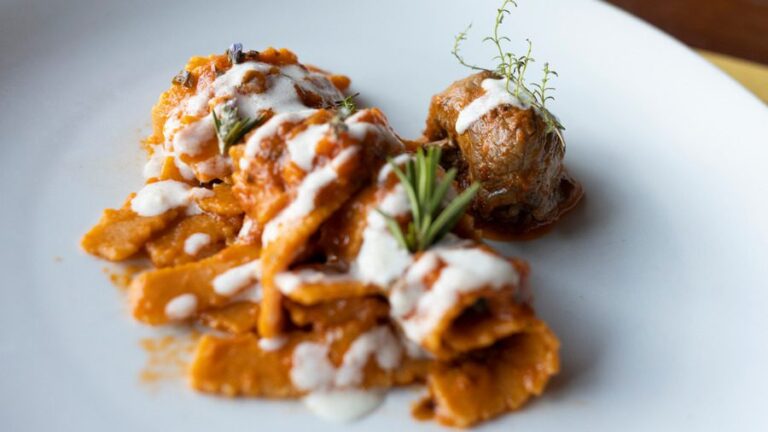Fregnacce in sugo pasta tipica