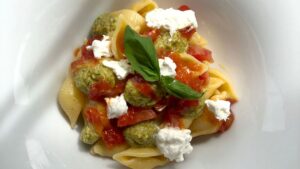 Conchiglia al pesto ai pomodorini di Naomi Spaziani