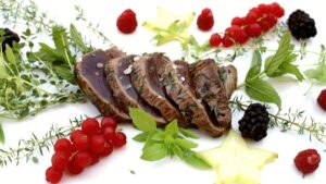 Filetto di Tonno alle erbe Aromatiche, scottato, con frutti di Bosco