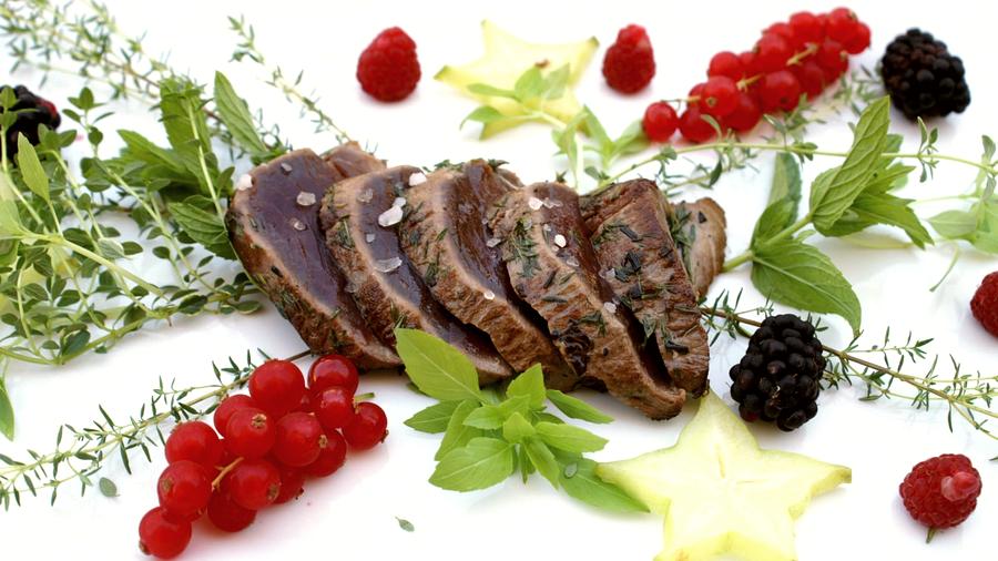 Filetto di Tonno alle erbe Aromatiche, scottato, con frutti di Bosco