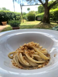 Linguine burro, alici e pane croccante all'aglio