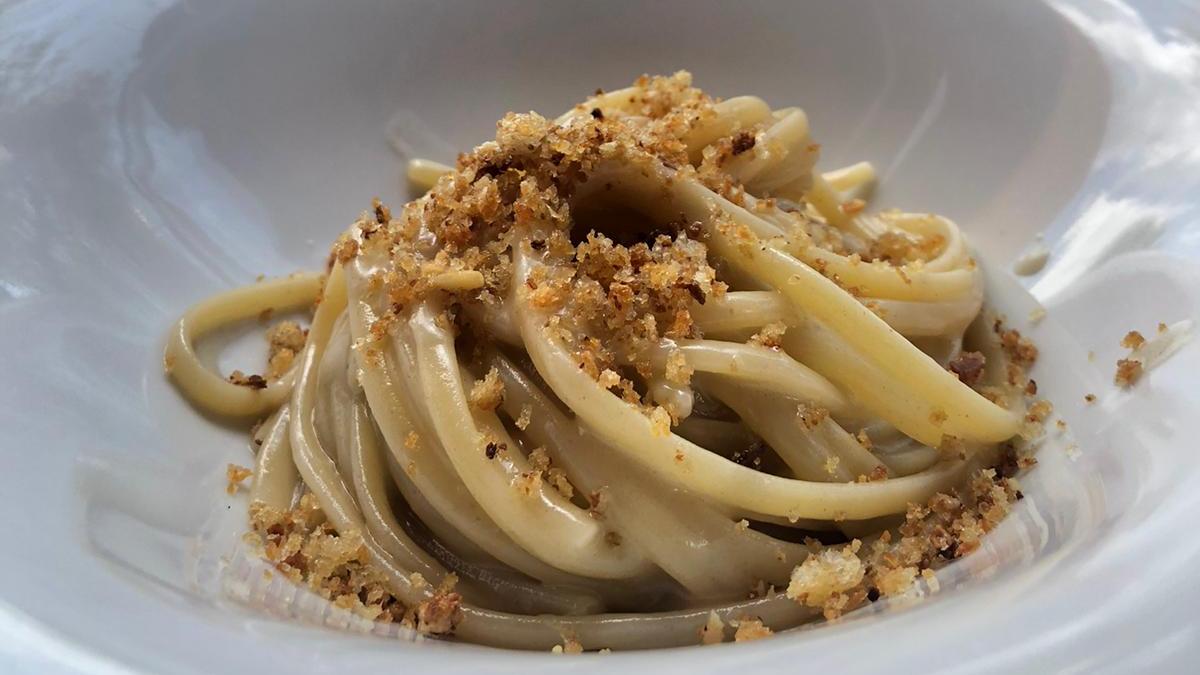 Linguine burro, alici e pane croccante all'aglio di Naomi Spaziani