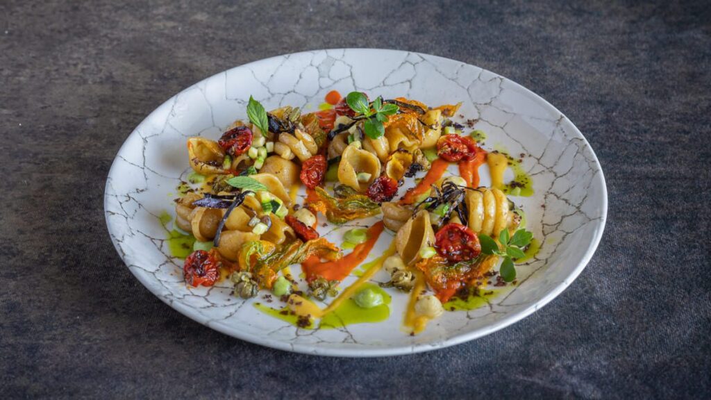 Pasta mista con aglio nero e tutta l'estate dentro