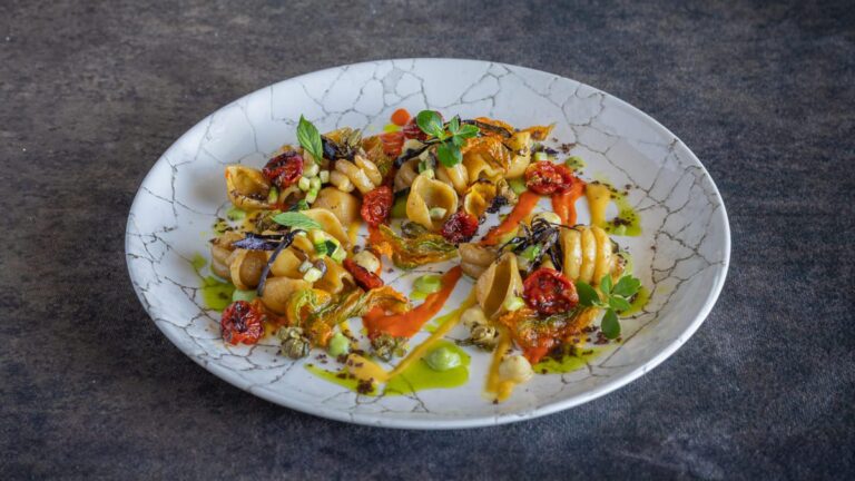 Pasta mista con aglio nero e tutta l'estate dentro