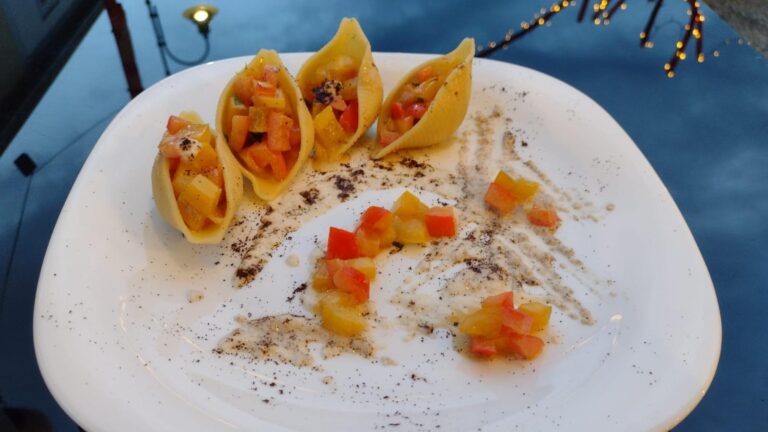 Peperoni e menta piperita in conchiglia, con crema di aglione al caffè