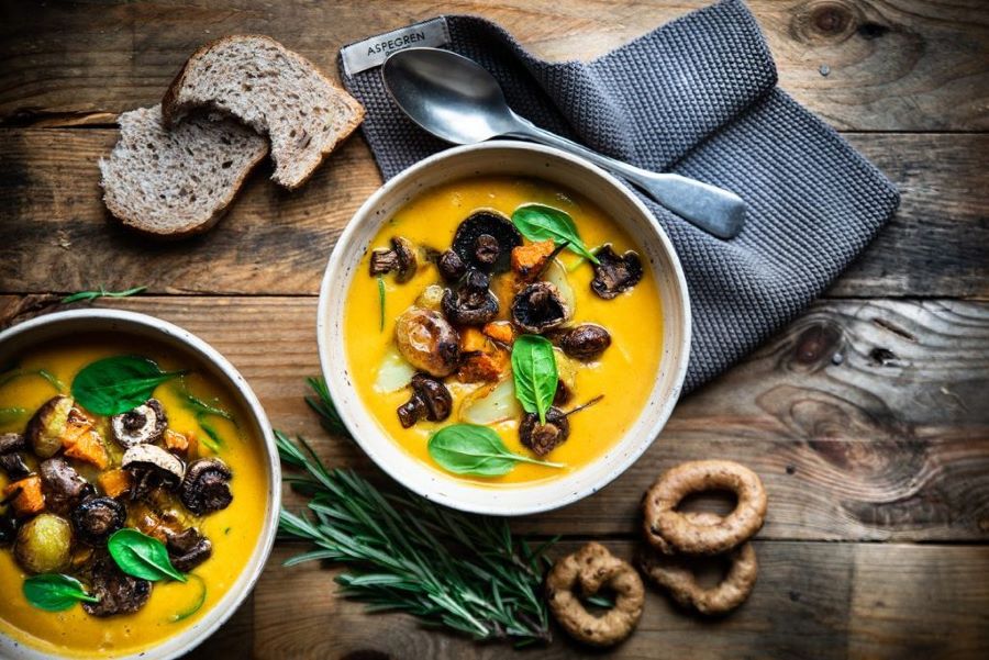 Crema alla zucca, carote, patate, lenticchie rosse, spinaci e funghi