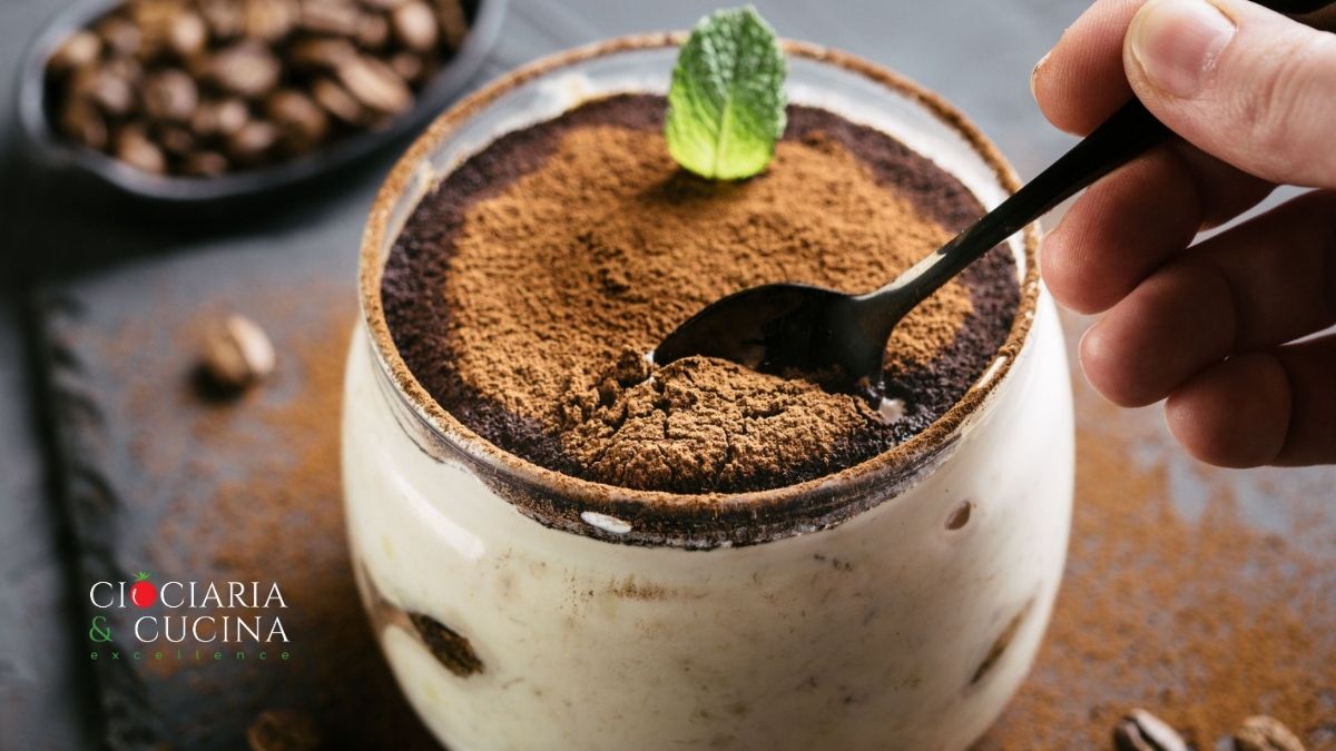 Guarda la ricetta del Tiramisù al bicchiere con castagne e crumble di caffè