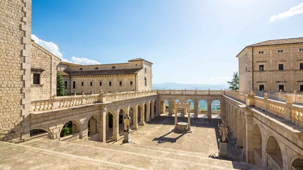 Abbazia di Montecassino e Via Benedicti